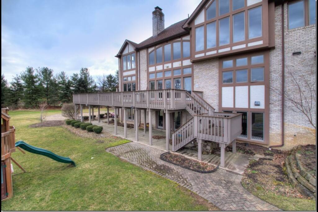 Large deck for sunbathing, BBQ..