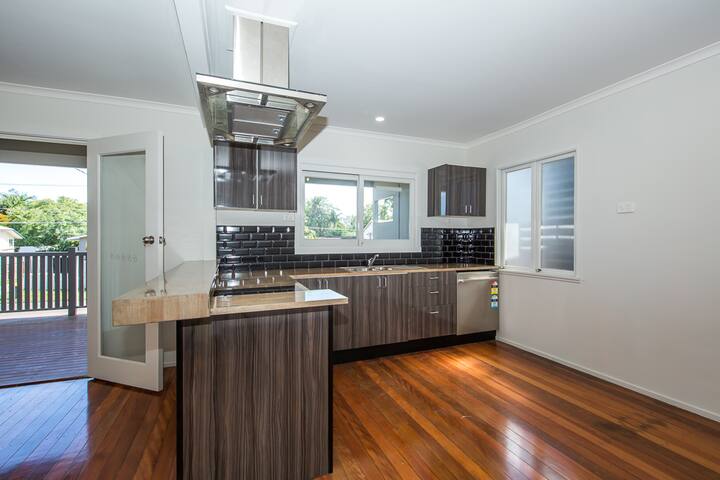 Big and Beautiful 5 Bedroom Home gallery image 2