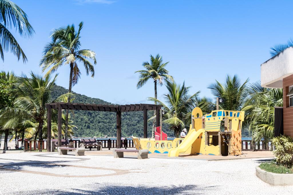 Calçadão em frente ao apartamento para você caminhar, correr, tomar uma cervejinha nos quiosques e passear com a família e amigos.