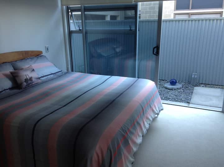 Primer dormitorio: cama tamaño queen 