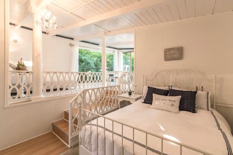 Le petit chateau in Hollywood hills Universal!