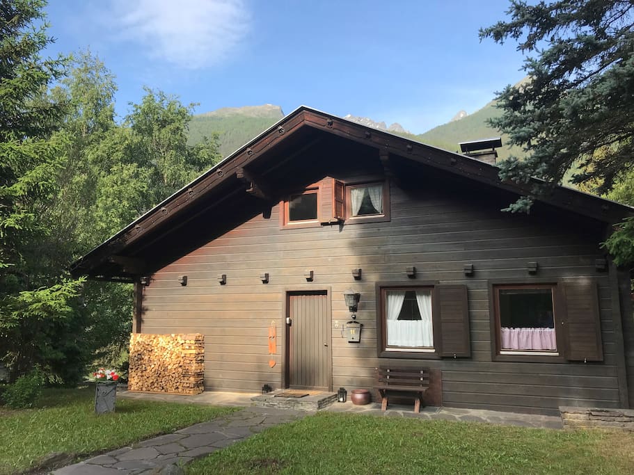 Vordere Ansicht vom Haus mit Eingang