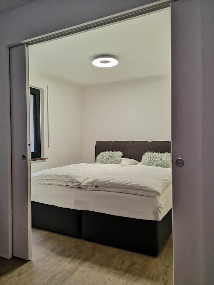 Spálňa s posteľou typu box spring a veľkým šatníkom