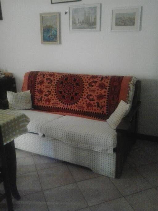 divano letto una piazza e mezza rete con doghe in legno. facile da aprire se occorre . il divano e' nella sala giorno