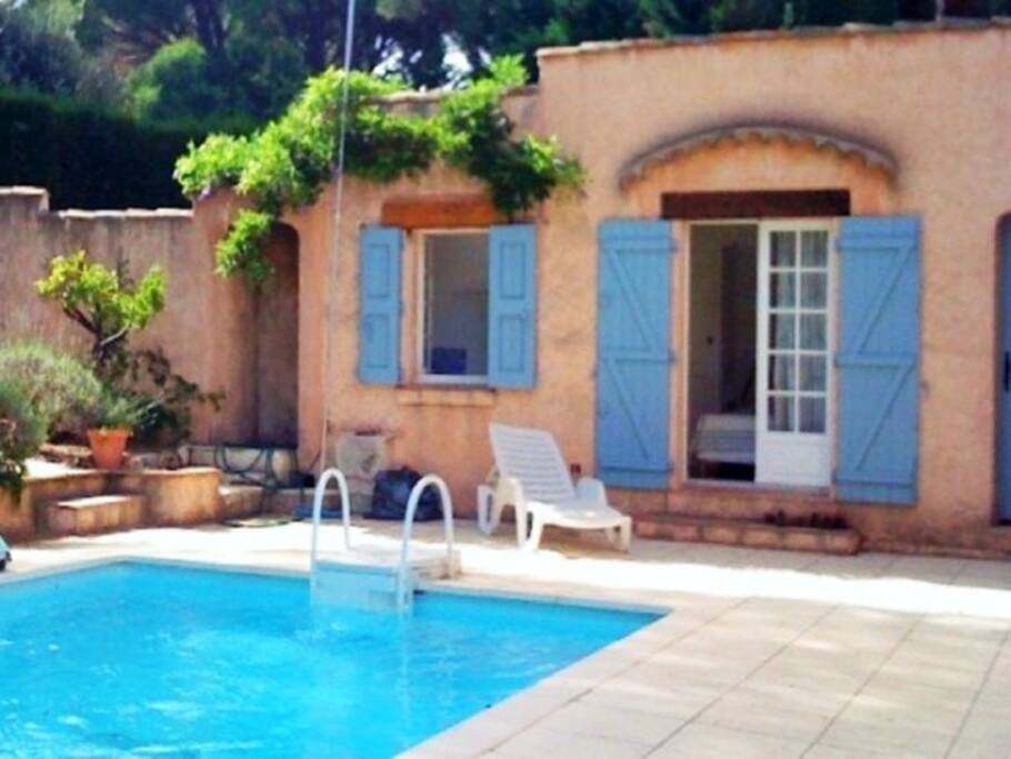 PISCINE PRIVEE DE LA VILLA