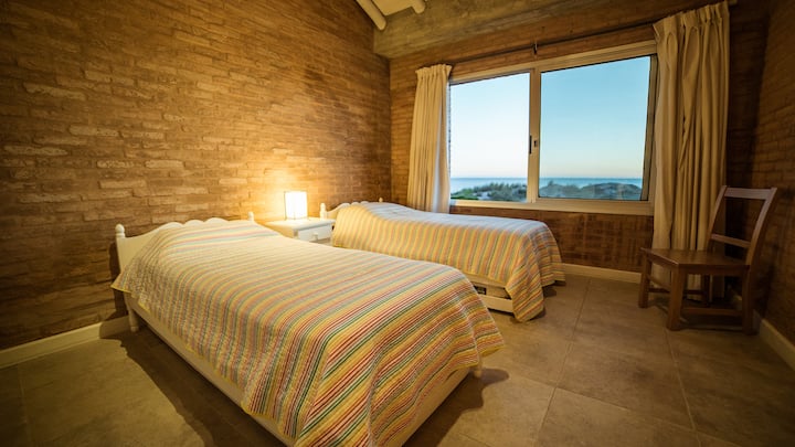 Spavaća soba na prvom katu, pogled na ocean