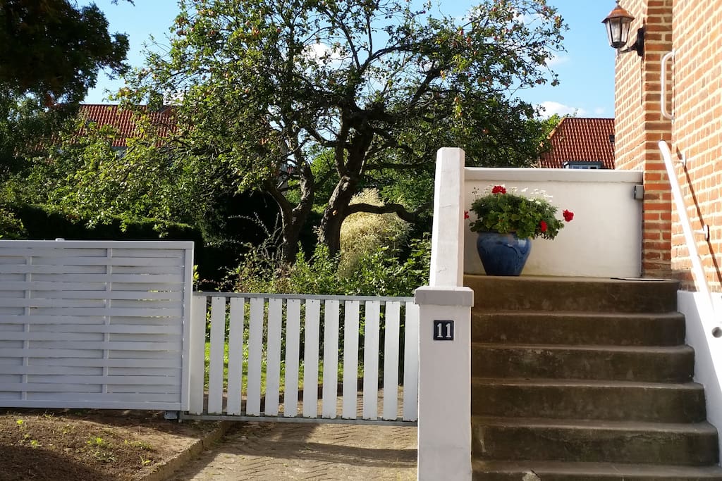 Indgang til haven og huset mod vest