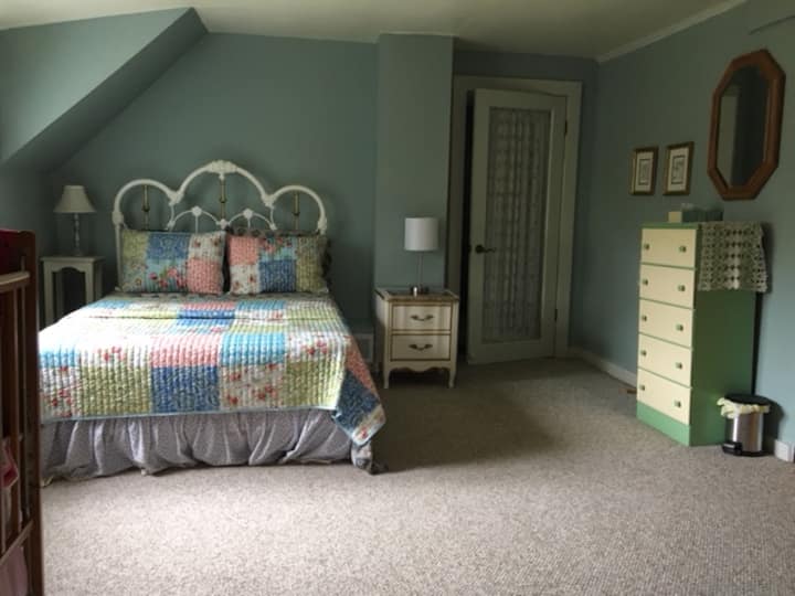 Si accede alle camere da letto attraversando questa camera da letto centrale (letto matrimoniale) in cima alle scale.