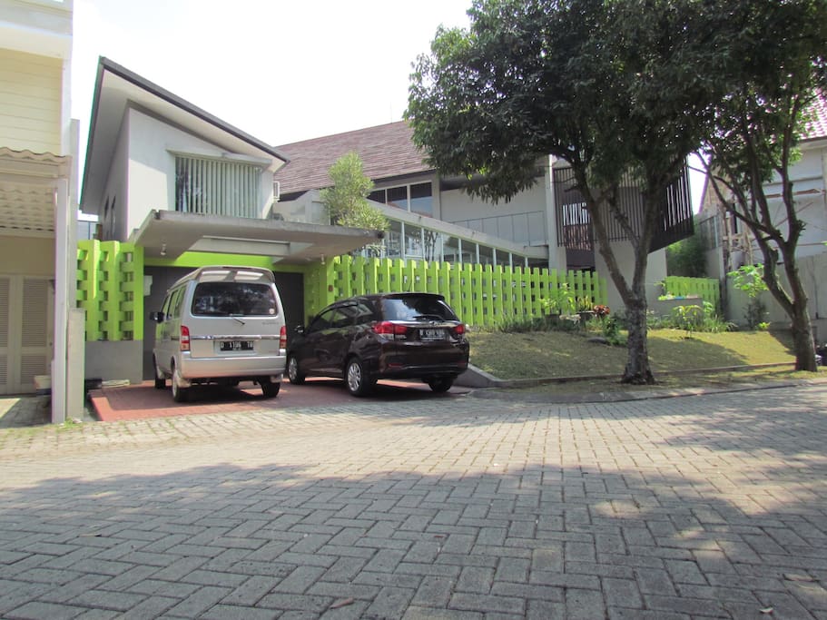 Tampak depan rumah / the house from the outside