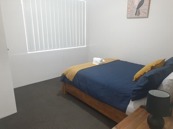 غرفة نوم 4 مع سرير مزدوج