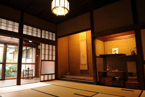 Entire house, 5 minutes by car from the Nagano Interchange, up to 20 people in a charming castle tow