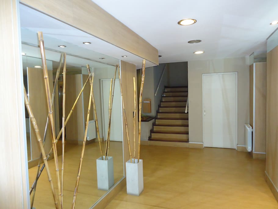 Hall de acceso a la escalera y ascensores