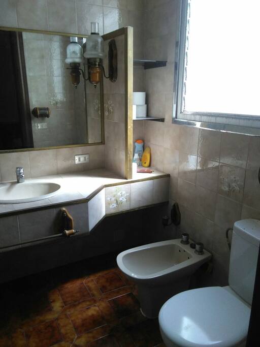 Baño en el dormitorio 2. Tiene bañera con ducha.