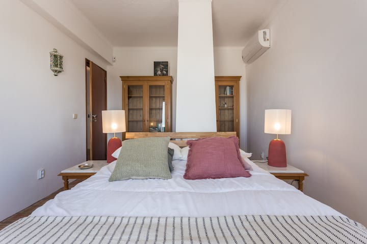 חדר ספרים (נוף לים ולמרפסת) - מיטה 140x200