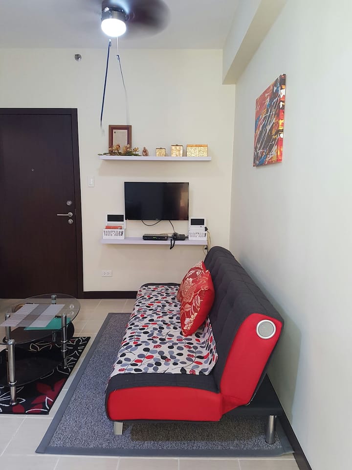 Თანამედროვე გასაშლელი დივანი უსადენო ბლუთუზ დინამიკებით