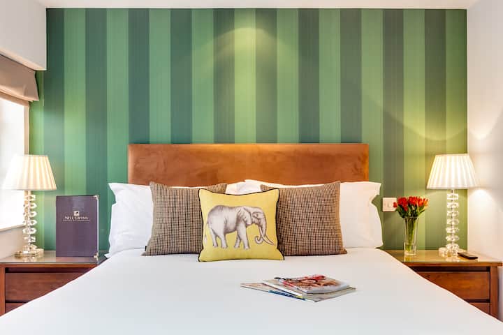 Stretch out on the King sized bed and feel the luxury of our fine Egyptian cotton linen. 