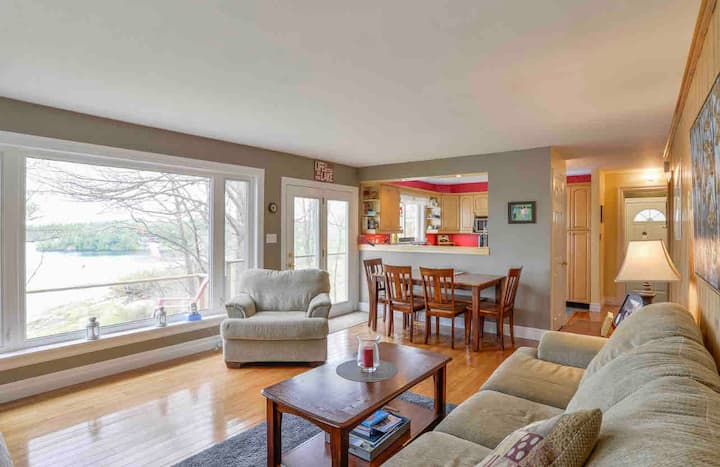 Cozy Waterfront Lake Muskoka Cottage By Cliff Bay - Gravenhurst