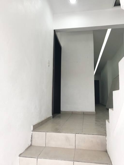 acceso al pasillo de los departamentos.
