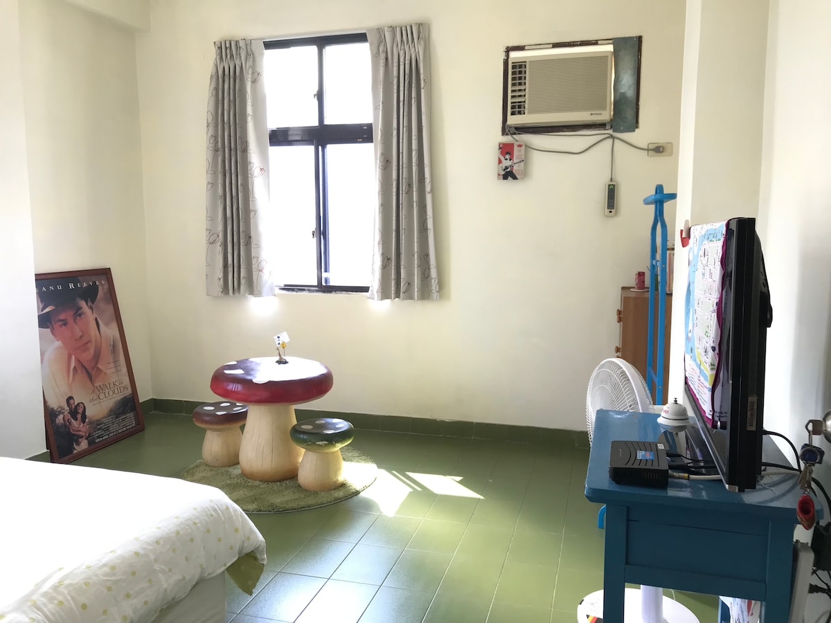 Диванът е изтеглен от настоящето, има маса с гъби и стол