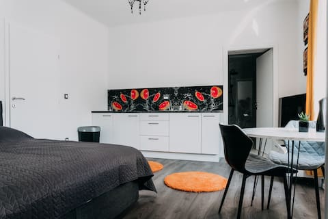 Top performing Airbnb: Yellow Grand Studio near City Centre in Četrtna Skupnost Jarše