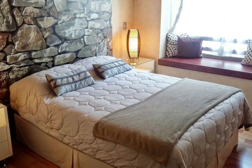 Dormitorio para máx 2 personas. Cama matrimonial con baño en suite.