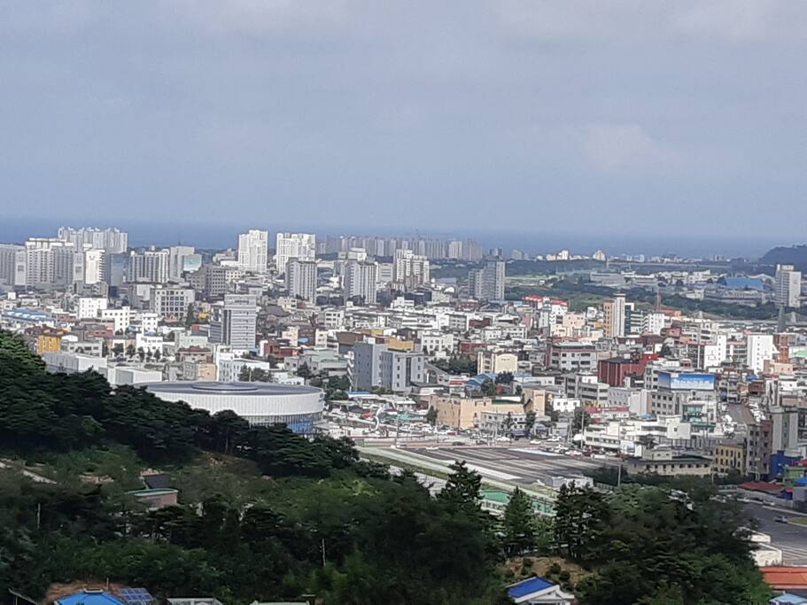 집거실에서 강릉역 이보이네요ᆢ
(산옆둥근 지붕)이강릉ktx역이랍니다
저기 바다도보이고ᆢ안목항커피거리.
송정해변도 보인답니다