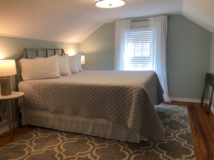 يحتوي الجناح العلوي في الطابق العلوي على سرير بحجم كوين مع مرتبة ميموري فوم باردة واختيارك من الوسائد المليئة أسفل أو ميموري فوم.