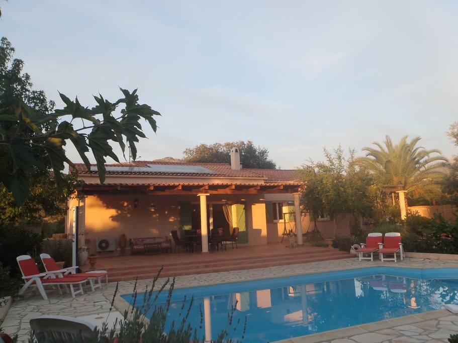 Le soir, le soleil couchant éclairant la maison