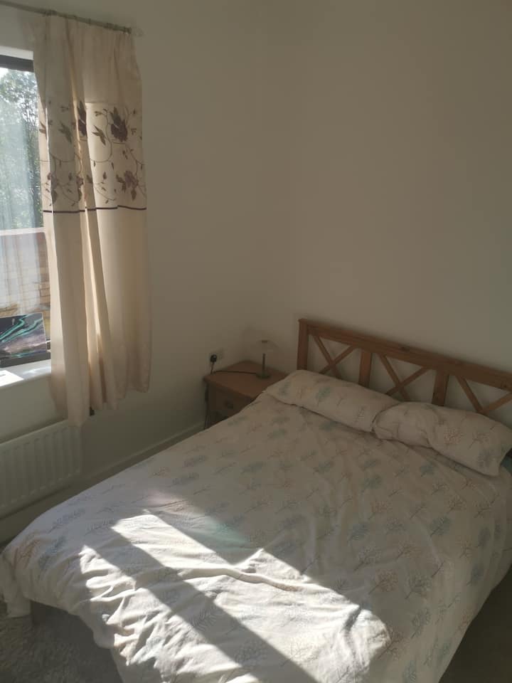 Добра големина, втора спална соба со гардероба. Поглед кон голем балкон и градина. 