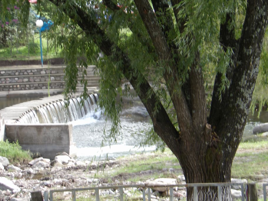 La pileta y el rio