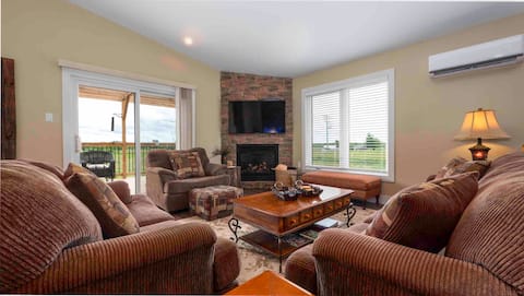 Top performing Airbnb: Bruce Peninsula Country Loft on 17 in Grey