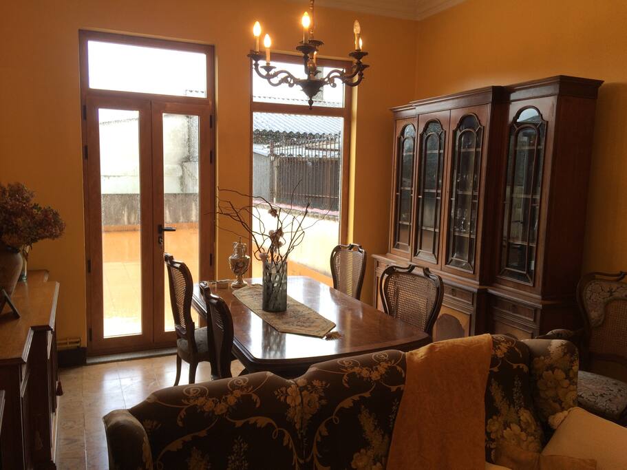 Salon-Comerdor con chimenea, televisión de pantalla plana y cadena musical.