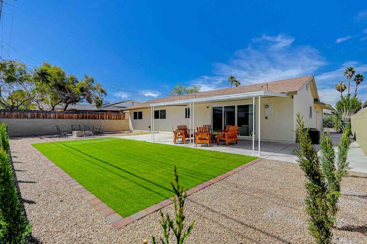 Vegas Baby-5 minutes to strip! gallery image 2