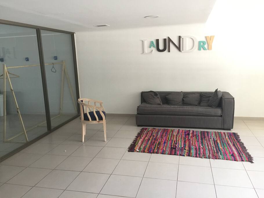 Lavandería (lavadoras y secadoras), que incluye sala de espera.