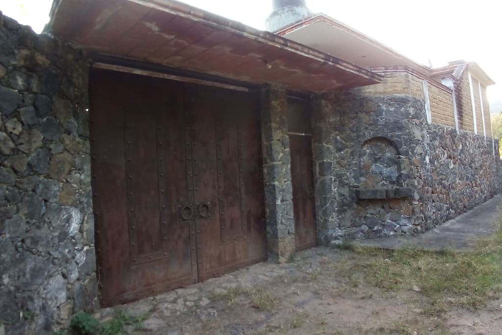 Portón y entrada principal