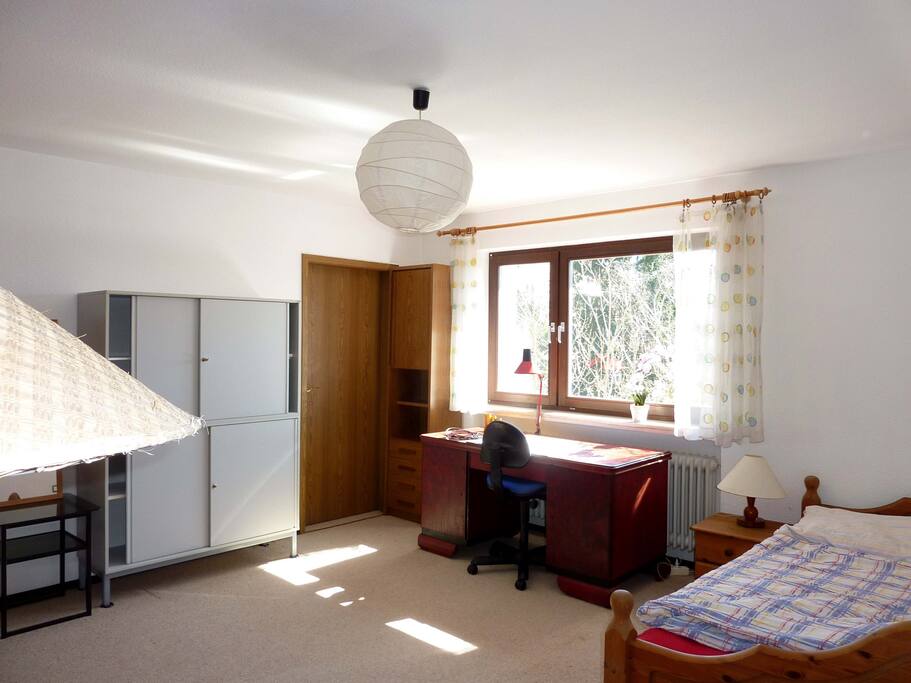 Heller Arbeitsplatz mit Internet-Anschluss (WLAN im ganzen Haus)