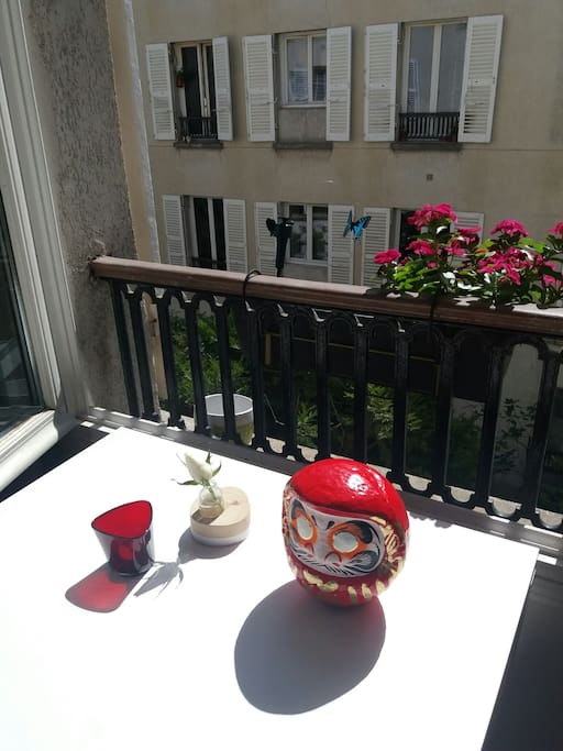 Le soleil donne toute la matinée dans le salon pour lézarder agréablement.