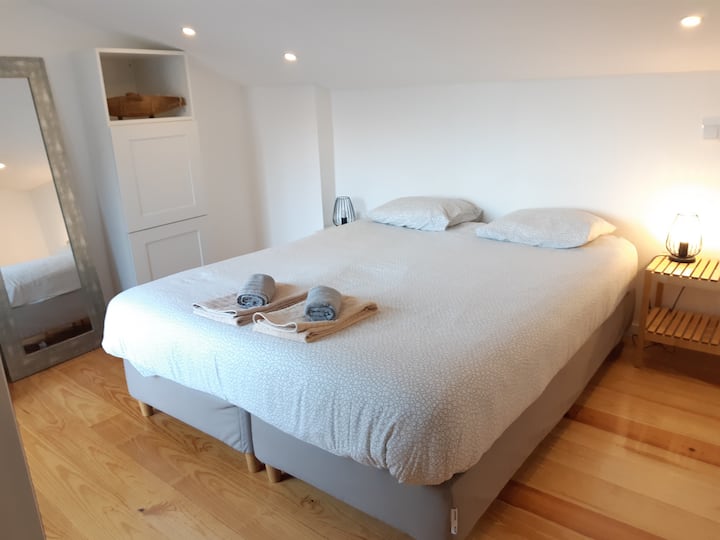 在漫长的观光一天后放松身心的舒适床铺