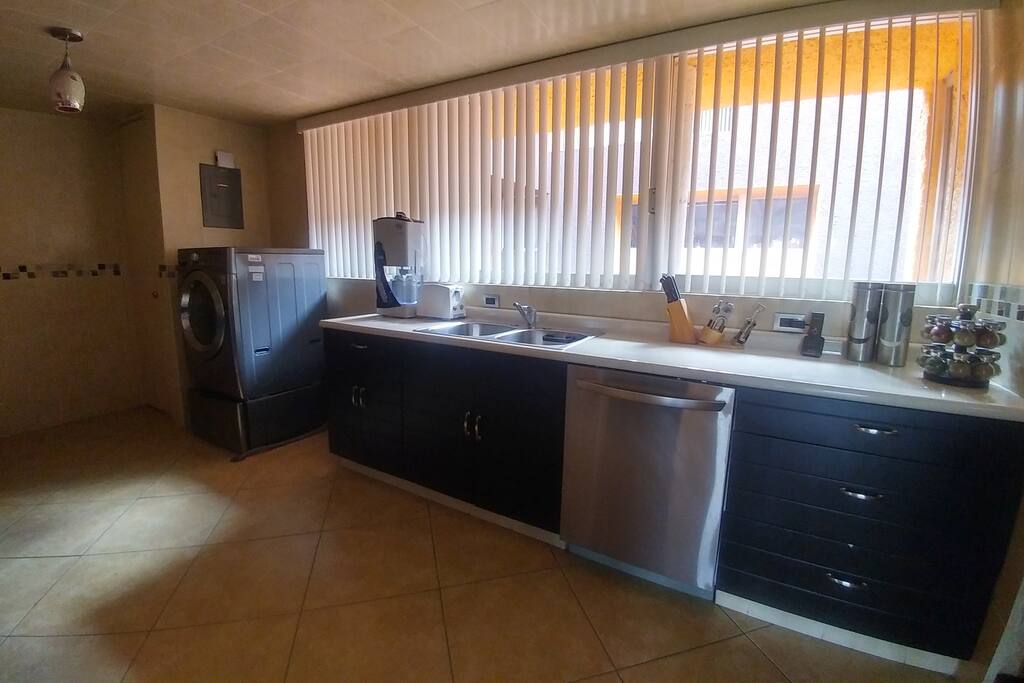 Cocina equipada con lavasecadora de vapor