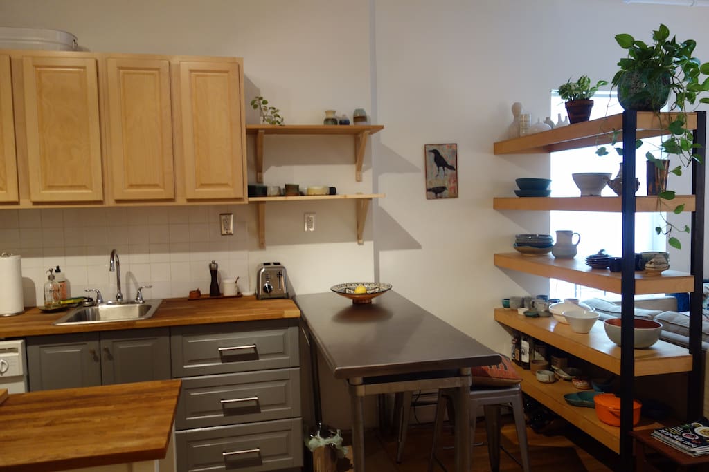 Kitchen w/ seating counter