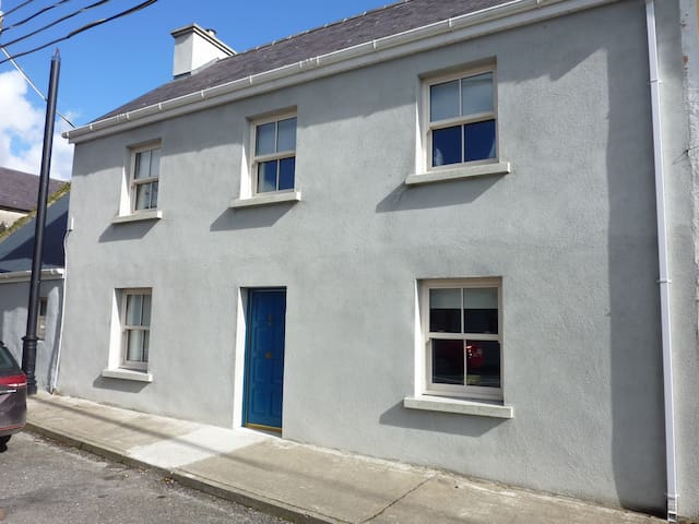 Central Foxford townhouse