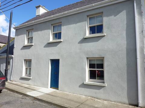 Central Foxford townhouse