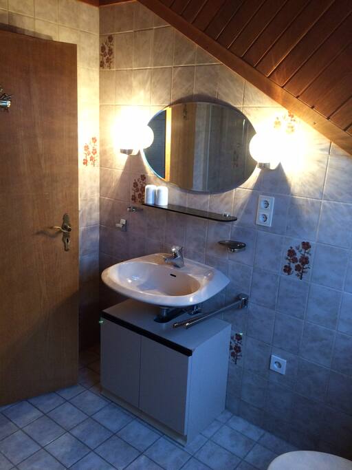Badezimmer mit Dusche und WC
