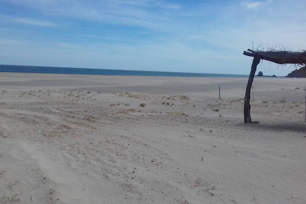 El mar se encuentra a unos 200 mts de distancia de nuestra ubicación.