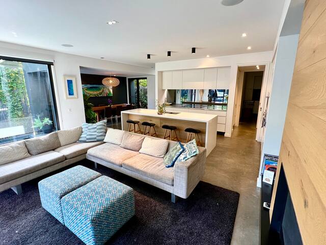 Large Elwood Modern three level home gallery image 4