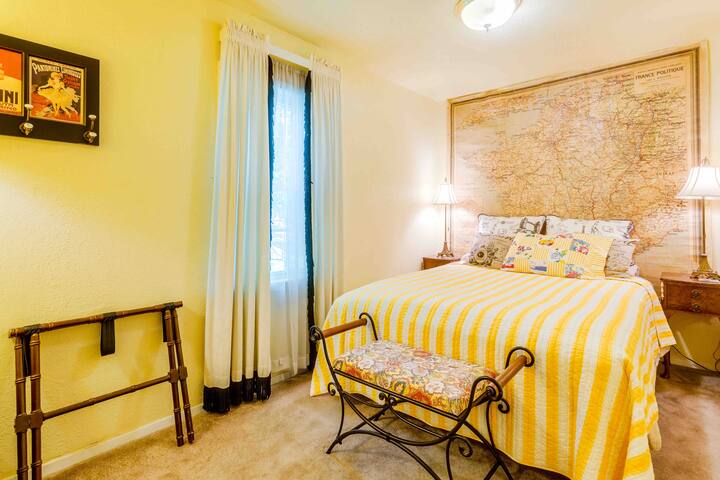 2 BR cottage King & Queen Beds & jacuzzi tub gallery image 4