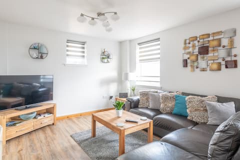 Popular Airbnb listing: Inverness City Centre Apartment with Elevator in Inverness Central