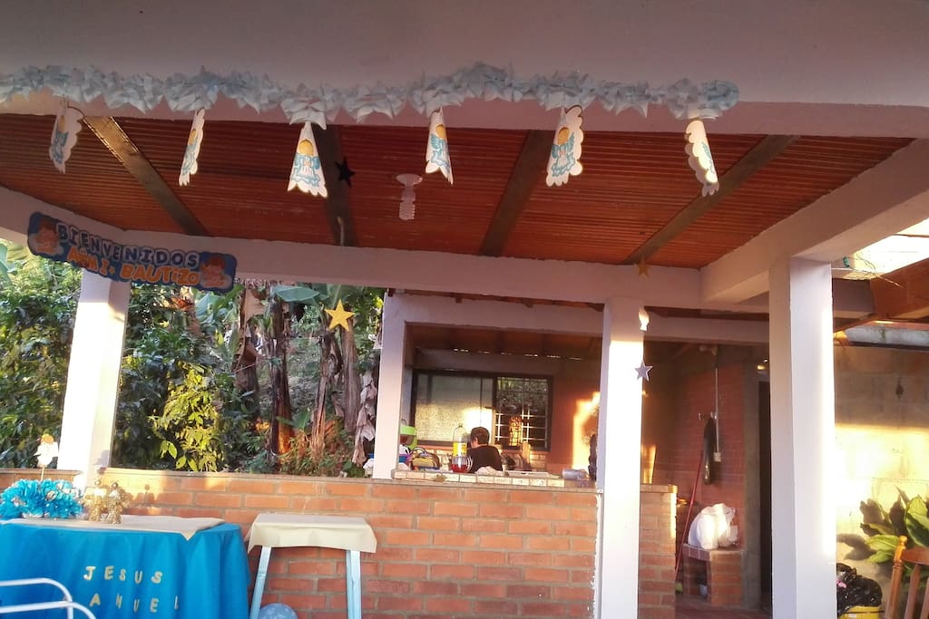 Zona con cocina de leña y azador. Amplio salón para reuniones