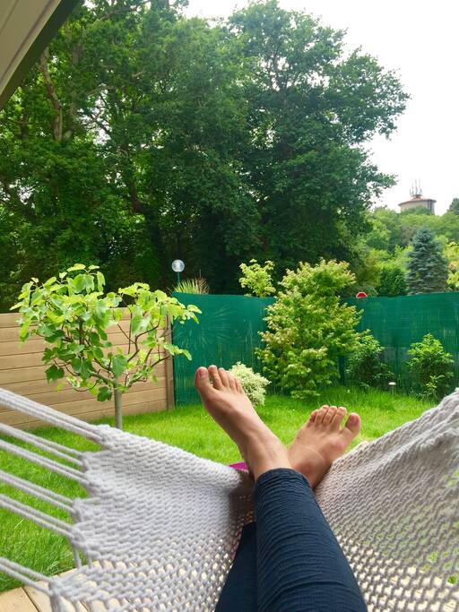 Posée dans une des chaises hamac ou s’allonger et faire la sieste sont des coutumes locales!