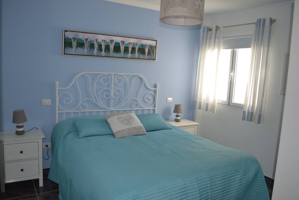 Dormitorio de matrimonio espacioso y moderno. Cama XL